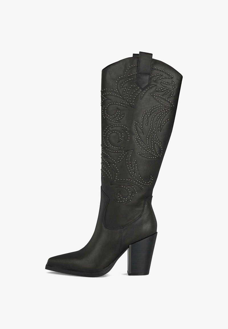 Bottes noires en cuir, montantes jusqu'aux genoux, avec des bouts pointus et un talon carré. Décorées de motifs floraux en relief et d'étoiles métalliques le long de la tige.