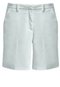 Vita skräddarsydda shorts med en mjuk textur, utrustade med två framfickor och en platt midjeband. Enkel design utan mönster eller accenter.