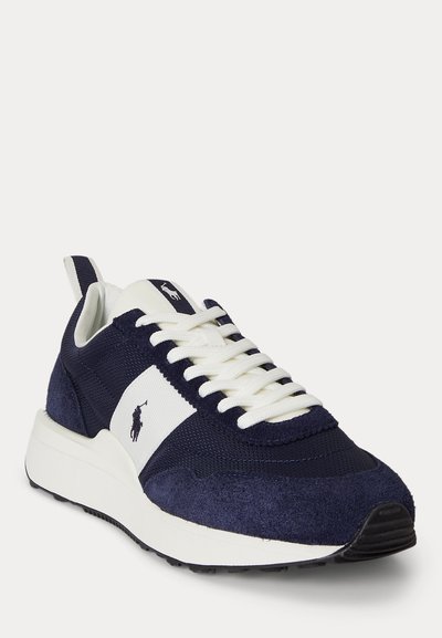 Σκούρο μπλε και λευκό αθλητικό παπούτσι με λευκά κορδόνια, υφασμένη σόλα και λογότυπο Polo Ralph Lauren στο πλάι και στη γλώσσα, σε γωνία προς τα δεξιά.