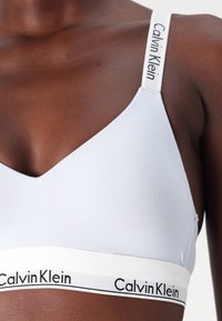 Calvin Klein Underwear LGHTLY LINED BRALETTE ICON SEAMLESS - Topp - light blue/blue