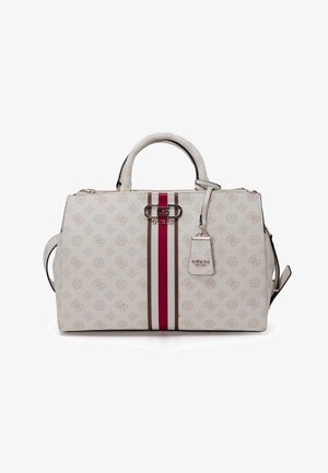 Beige Guess -laukku monogrammikuviolla, kahdet pystysuorat ruskeat ja punaiset raidat, yläkahvat ja roikkuva merkkitunniste.