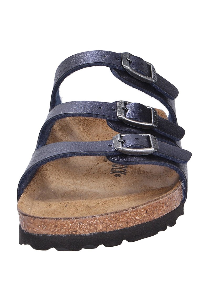 Marineblaue Ledersandale mit drei verstellbaren Riemen, silbernen Schnallen und einem Korkfußbett. Strukturiertes Gummilaufsohle für Grip.