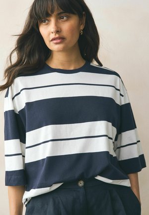 Marineblå og hvidstribet bomulds T-shirt med korte ærmer og rund hals, der har en afslappet pasform og blød tekstur.