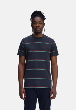 Camiseta de algodón de manga corta en color navy con rayas horizontales rojas y verdes, que presenta un pequeño logo bordado en el pecho.