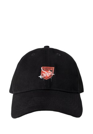 Czarna czapka baseballowa z zakrzywionym daszkiem, z małym czerwonym logo w kształcie tarczy z białym napisem na środku z przodu.