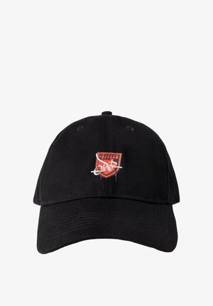 Czarna czapka baseballowa z zakrzywionym daszkiem, z małym czerwonym logo w kształcie tarczy z białym napisem na środku z przodu.