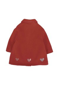 Rode kinderjas met drie reflecterende hartvormige patches langs de onderrug, lange mouwen en een opgestoomde kraag.