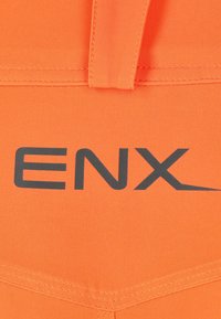 Oranget tyg med en slät textur pryds av en stor svart "ENX"-logotyp. Synliga sömmar längs kanterna ger detalj.