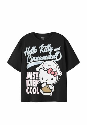 T-shirt noir avec les personnages Hello Kitty et Cinnamoroll et le texte « Hello Kitty and Cinnamoroll » et « Just keep cool » en lettres blanches et roses.