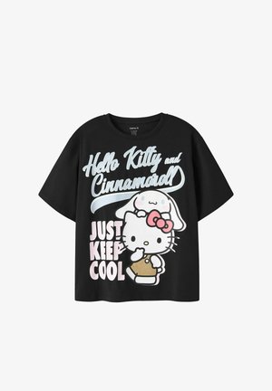 T-shirt noir avec les personnages Hello Kitty et Cinnamoroll et le texte « Hello Kitty and Cinnamoroll » et « Just keep cool » en lettres blanches et roses.