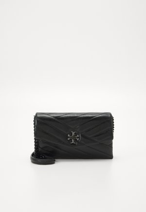 Bolso bandolera negro de cuero acolchado con correa de cadena y emblema metálico del logo en la solapa frontal sobre fondo blanco liso.