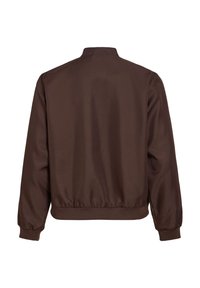 Brązowa kurtka bomberka wykonana z gładkiego materiału, z prążkowanym kołnierzem, mankietami i paskiem na dole. Prosty design bez widocznych zapięć ani ozdób.