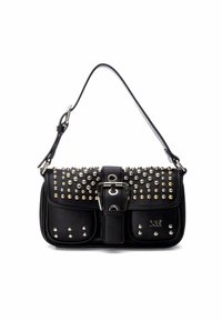 Bolso negro hecho de cuero sintético, con tachuelas plateadas, cierre de broche y una correa desmontable para mayor versatilidad.