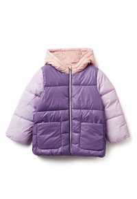 Fialová a růžová puffer bunda s kapucí, se dvěma předními kapsami a prošívanými částmi, vyrobená z lesklého polstrovaného materiálu.