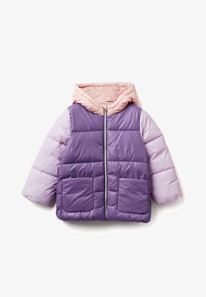 Chaqueta hinchada en tonos púrpura y rosa con capucha, que cuenta con dos bolsillos delanteros y secciones acolchadas, fabricada con material brillante y acolchado.