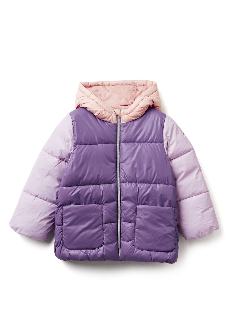 Fialová a růžová puffer bunda s kapucí, se dvěma předními kapsami a prošívanými částmi, vyrobená z lesklého polstrovaného materiálu.