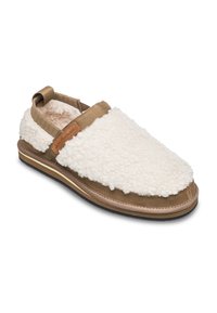 Ruske slip-on slippersit, joissa on kermanvärinen fluffy fleece-ylävuori ja kantapäässä vetotuki, suunniteltu sisätilojen mukavuudeksi.
