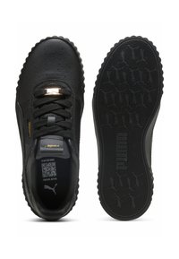 Schwarze Sneaker aus strukturiertem Leder mit runden Schnürsenkeln, goldenen Akzenten und gemustertem Gummisole. Enthält einen QR-Code auf der Innensohle.