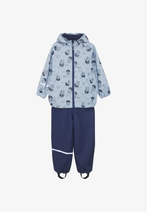 Combinaison de pluie deux pièces pour enfants avec veste à motif de navire pirate bleu clair et pantalon imperméable uni bleu marine avec bretelles élastiques pour les pieds.
