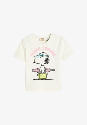 Witte geribbelde t-shirt met een cartoon hond die een gele koffer en een roze paraplu vasthoudt, met "ALOHA SUMMER" in het roze erbovenaf gedrukt.