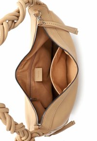 Pruun nahkkäekott punutud rihmaga, millel on topelt tõmblukuga sulgemine. Sisemuses on kaks sahtlit ja väike tõmblukuga tasku.