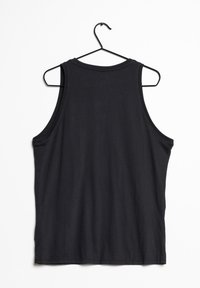 Top negro sin mangas colgado, con un diseño simple, material de algodón suave, cuello redondo y sin patrones ni accesorios.