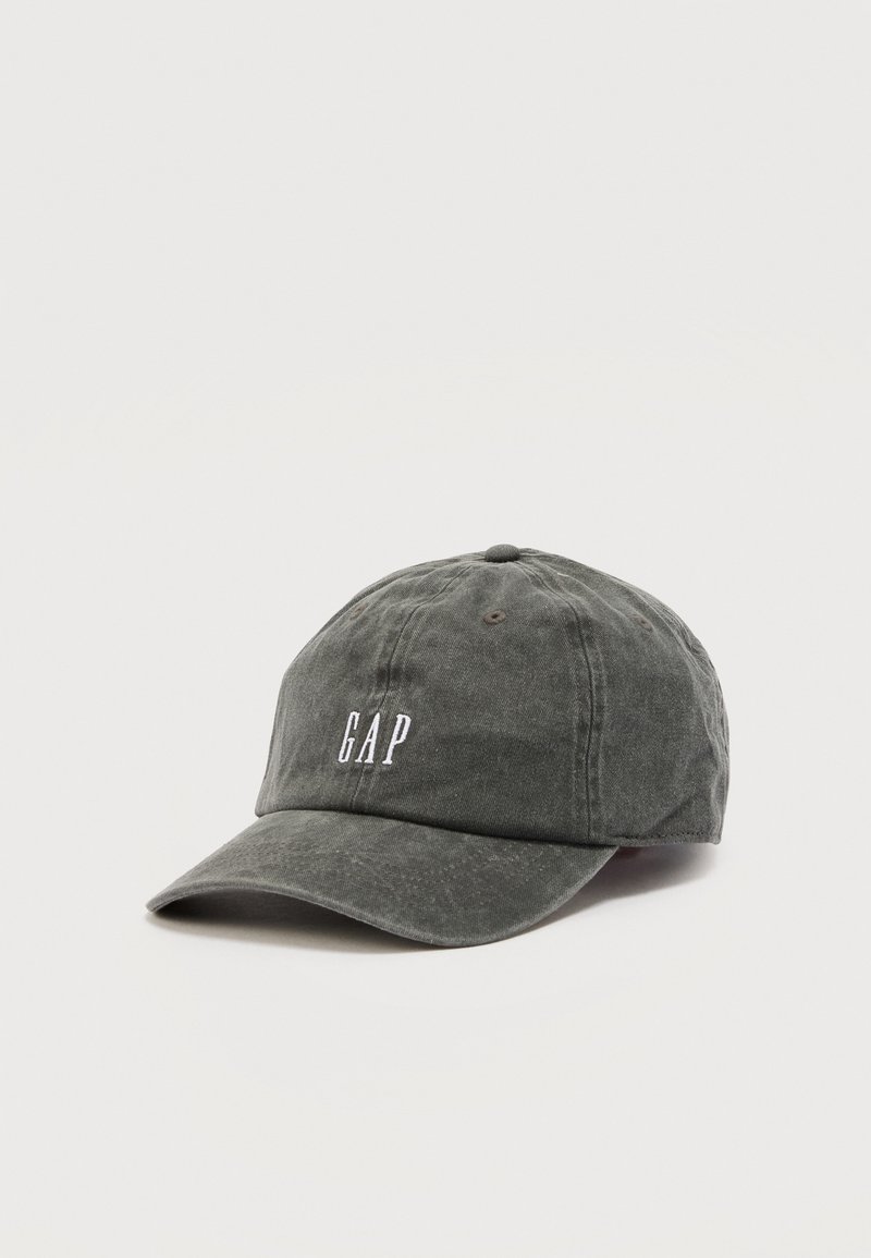 Casquette de baseball décontractée gris foncé avec une visière courbée et le logo blanc GAP brodé sur le devant, présentée sur un fond clair uni.