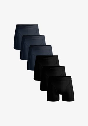 Set bokserica, uključujući tri para u mornarsko plavoj i tri para u crnoj boji. Mekani materijal, elastični pojas s imenom brenda, uski kroj, glatka tekstura.