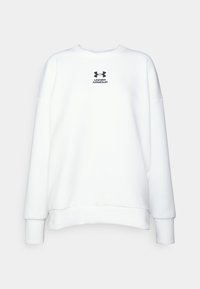 Bílý svetr s kulatým výstřihem a dlouhými rukávy. Na přední straně má logo v černé barvě a příjemnou, hladkou texturu tkaniny.