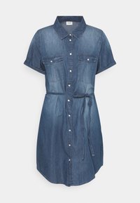 Jeans skjortklänning med korta ärmar, framknäppning, två bröstfickor och midjebälte.