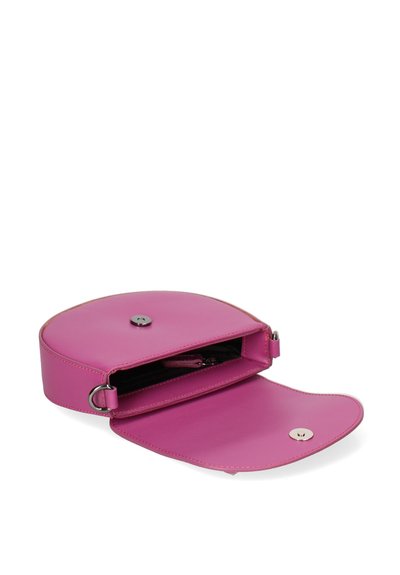 Borsetta rotonda in pelle rosa con chiusura a pressione magnetica. L'interno presenta una tasca con zip. Texture liscia e design minimalista.
