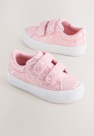 Vaaleanpunaiset kimaltelevat lenkkarit, joissa on kaksi säädettävää tarranauhaa, pehmeä vaaleanpunainen vuori ja valkoinen kumipohja, jossa on teksturoitu pito.