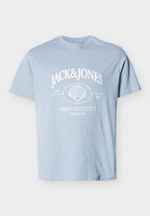 Lyseblå T-shirt med korte ærmer med hvid "JACK & JONES" tekst, et skalfoto og trykket "Urban Aesthetics for daily use" på forsiden.