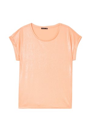 Perzikkleurig T-shirt met korte mouwen, gemaakt van een glanzende, zachte stof, met een ronde halslijn en een relaxed fit, voorzien van subtiele textuurdetails.