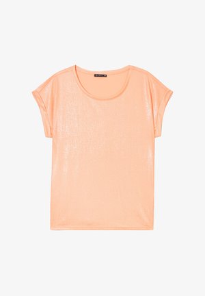 Pfirsichfarbens Kurzarm-T-Shirt aus einem glänzenden, weichen Stoff mit Rundhalsausschnitt und lockerer Passform, das subtile Texturdetails aufweist.