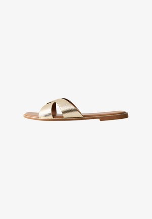 Gouden metallic slidesandalen met een gestructureerde afwerking, voorzien van twee gekruiste bandjes en een platte, bruine zool.
