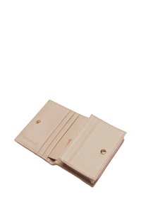 Portafoglio in pelle beige con superficie testurizzata, dotato di molteplici scomparti per carte e chiusura a scatto, aperto per mostrare la disposizione interna.