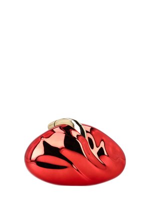 Rød metallisk abstrakt skulptur med glatte kurver og en skinnende guldfarvet accent på toppen, der reflekterer lys på en hvid baggrund.