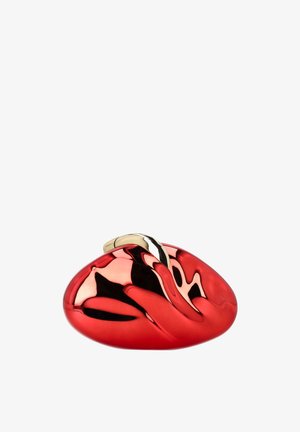 Piros fémes absztrakt szobor sima ívekkel és fényes arany díszítéssel a tetején, amely visszaveri a fényt fehér háttéren.