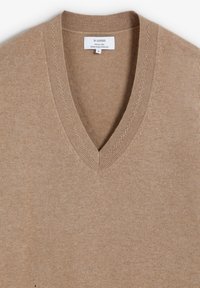 Jersey de punto color tostado con detalle de cuello acanalado y etiqueta de la marca Scalpers cosida en el interior del cuello, talla mediana.