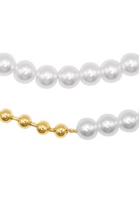 Due collane: una con perle bianche tonde, l'altra con perline alternate in oro e bianco, che mostrano una finitura liscia e lucida.