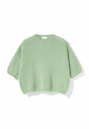 Blød mintgrøn strikket sweater med korte puffede ærmer og ribkant ved rund halsudskæring og kant, vist fladt på hvid baggrund.