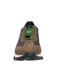 Braune Wildleder- und graue Stoff-Sneaker mit grünen Schnürsenkeln, einer Sohle im Tarnmuster und einem runden Zehendesign.