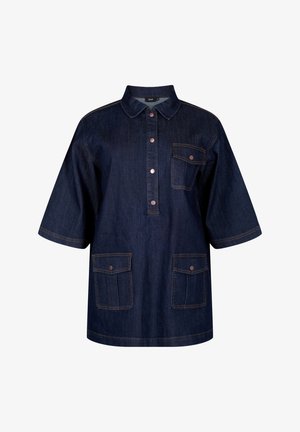 Mørk denimskjorte med krave, korte ærmer, frontlukning med knapper og to brystlommer med klap og knapdetalje.