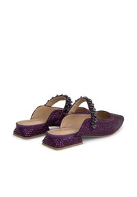 Zapatos slingback morados con una superficie texturizada, adornados con embellecedores y con un tacón bajo y cuadrado.