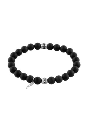 Bracciale di perle nere opache con due perle accentate in argento e un piccolo ciondolo in argento a forma di mano aperta.