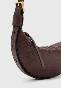 Geantă de umăr din piele burgundy cu un model texturat în formă de solzi, formă curbată, accente din metal aurit și curea netedă de culoare neagră.