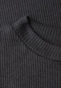 Ribbed tumma harmaa neule, jossa on pehmeä pinta. Siinä on kapea pyöreä pääntie ja yhtenäiset pystysuorat viivat koko kankaan läpi.