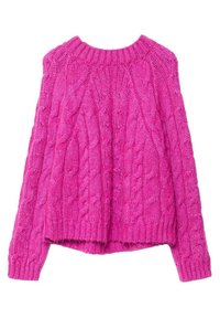 Rosa gestrickter Pullover mit einem gerippten Rundhalsausschnitt, Kabelstrickstruktur und langen Ärmeln in einer entspannten, locker sitzenden Silhouette.