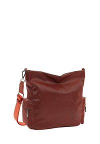 Borsa a mano rossa con texture, design a rete, apertura ampia, tracolla regolabile, tasca laterale con zipper e dettaglio di branding discreto.